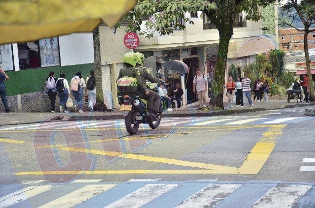 Policías doblados y desmotivados