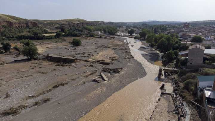 Fuertes tormentas en Aragón con daños en carreteras, campos y hasta un teatro