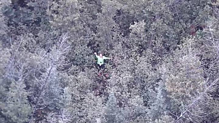 Una concursante de un reto de supervivencia en YouTube es rescatada tras pasar casi 18 horas perdida en el bosque