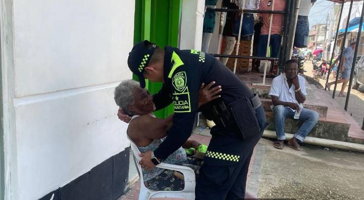 Policía Nacional entrega ayudas humanitarias a familias vulnerables en Marialabaja