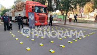 Interceptan camión y secuestran 85 kilos de cocaína ocultos en cajones de frutas