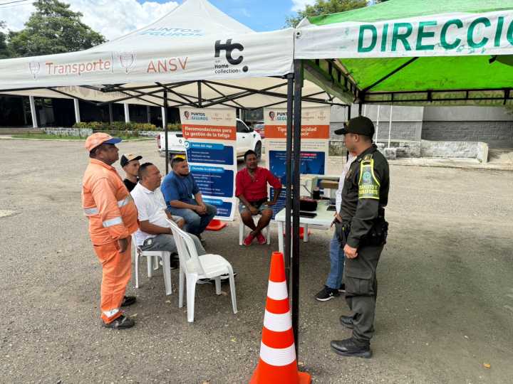 ‘Siempre Seguros’ en la vía Gambote liderada por la seccional de Tránsito y Transporte