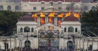 Los manifestantes en Nepal logran derrocar al Gobierno comunista y prenden fuego al Parlamento