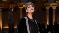 Antonia Dell'Atte va al desfile de Armani con un 'look' homenaje y el accesorio que triunfará en 2026