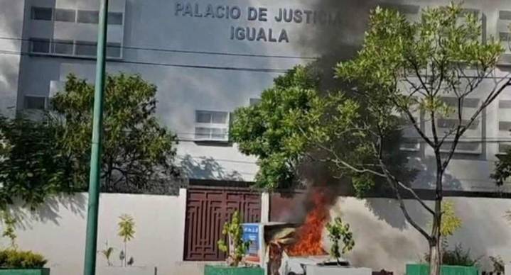 Lanzan bombas molotov y queman camionetas frente a Palacio Nacional de Iguala en cierre de protestas por 43 desaparecidos de Ayotzinapa