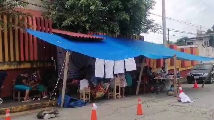 Padres de familia continúan con protesta en primaria de la localidad San Matías de Córdoba