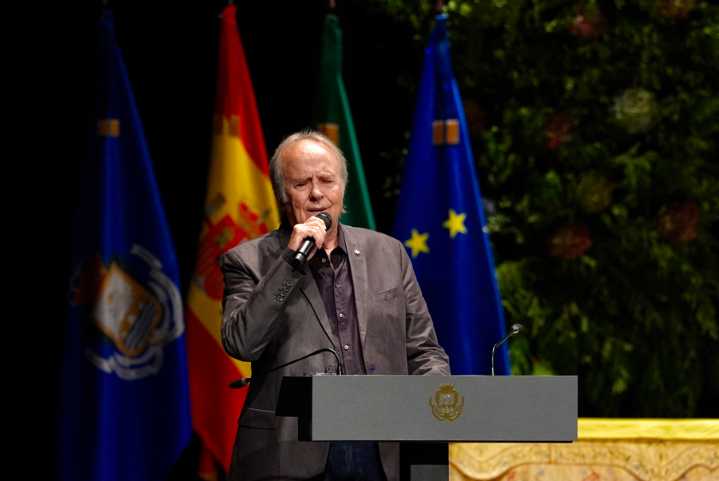 Serrat lamenta que el mundo asista a "atrocidades como el genocidio del pueblo palestino"