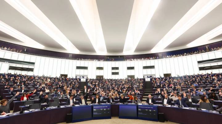 El PE pide suspender el pacto comercial con Israel, condena la "catástrofe humanitaria" en Gaza y exige a Hamás devolver los rehenes