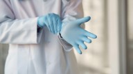Cazado un médico tras retirarse de una operación con la paciente anestesiada para mantener relaciones sexuales con una enfermera