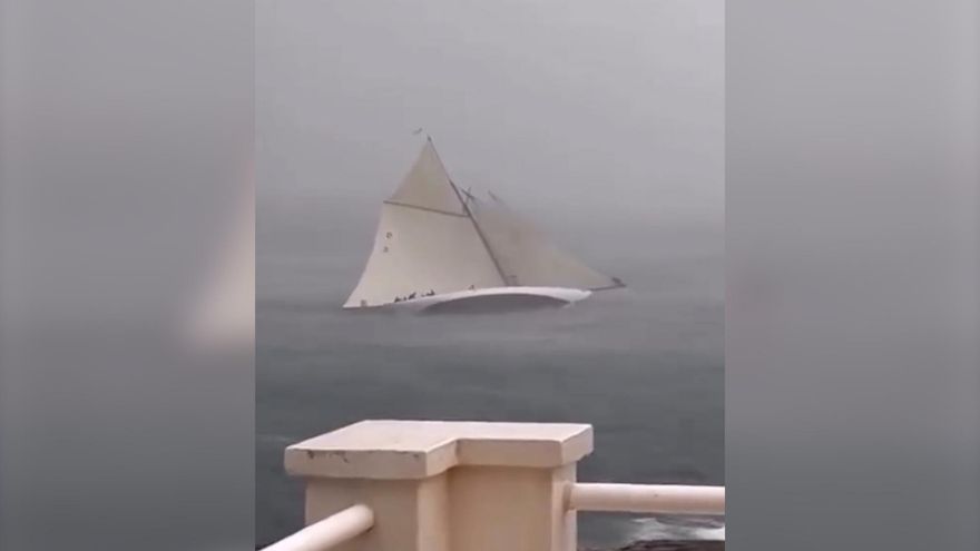 Un velero pierde el mástil en plena tormenta y regresa a puerto con la tripulación ilesa