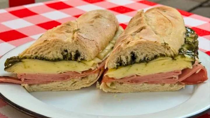 El "sanguchazo" de mortadela, queso y pistacho para comer en un bodegón