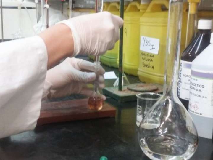 Usaban recursos de una universidad pública para venderlos a una empresa privada