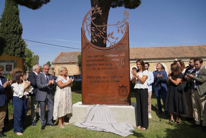 Ronda inaugura un monumento en memoria de las víctimas del terrorismo