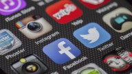 'Social Media Intoxication' Among Police : MP High Court Says Use Of Mobile/Social Media By Police Guards On Duty Must Be Curbed