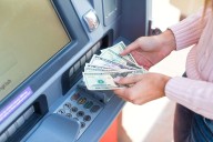 Comisiones de cajeros automáticos se disparan en Chase, Bank of America y otros bancos