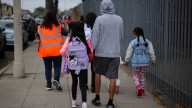 Inmigrantes prefieren que sus hijos tengan clases virtuales por miedo a redadas: "Es como el covid, no sé cuánto durará esto"