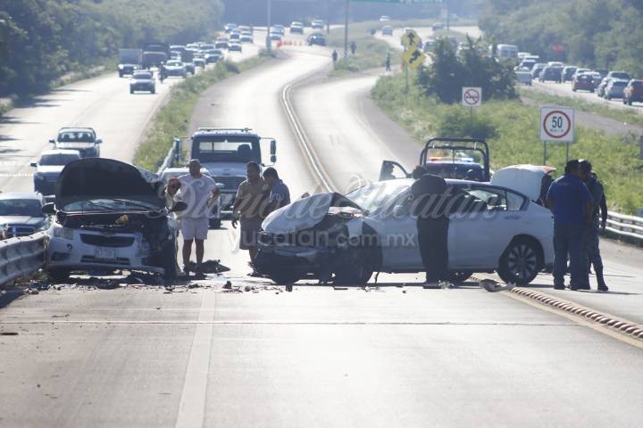 Chocan 3 vehículos en puente de la carretera Mérida