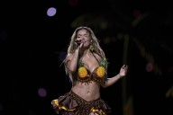 Karol G deslumbra en el show de medio tiempo del Chargers vs Chiefs en Brasil