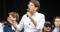 ¿Cuál es la teoría de Gustavo Petro sobre el asesinato de Miguel Uribe que genera controversia?