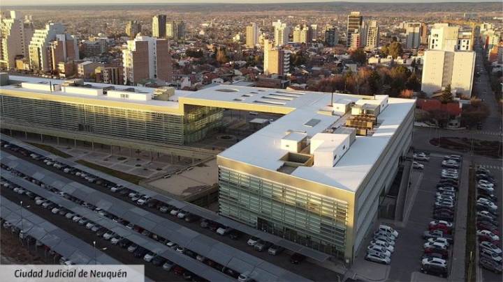 Le fracturó ambos brazos a un hombre para robarle: fue acusado y quedó detenido