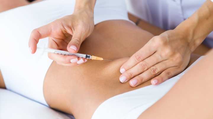 Una mujer contrata una operación estética por internet y casi muere: la infección le devoró el estómago