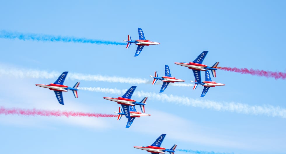 Aviones de combate hacen piruetas mortales y estremecen al público