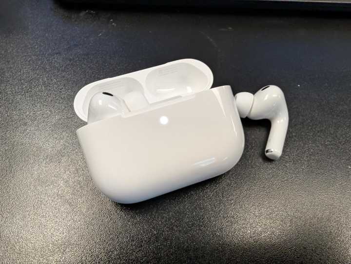 Apple equipa sus AirPods con traducción en inglés, español, portugués, francés y alemán
