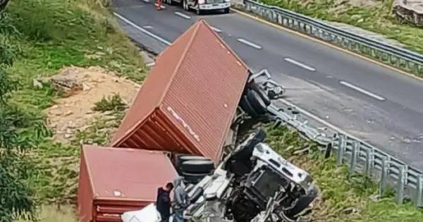 Vuelca tráiler cerca de Santa María del Río