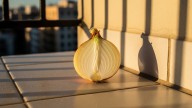 Dejar una cebolla en el balcón: para qué sirve y cómo usarlas