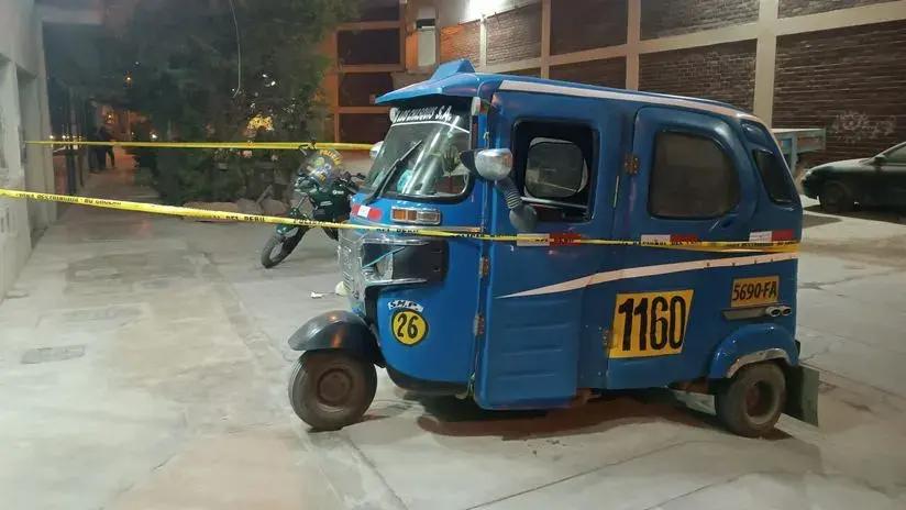 Mototaxista se debate entre la vida y la muerte tras ser baleado afuera de un restaurante en Comas