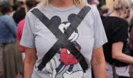 ¿Disney cedió a la presión de manifestantes? Así protestaron tras la suspensión de “Jimmy Kimmel Live!”