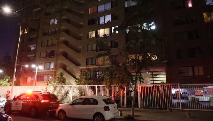 Impactante femicidio con posterior suicidio en Santiago: sujeto de 21 años mató a su pareja y luego se quitó la vida lanzándose del piso 11
