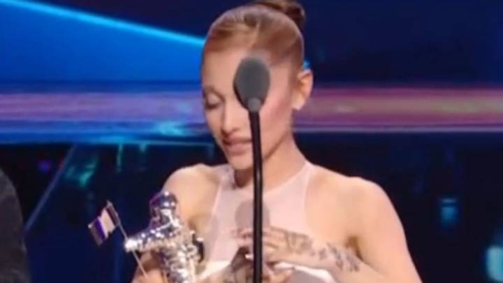 Awkward moment Ariana Grande was forced to accept VMA on her tiptoes as MTV slammed for mic placement