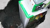 Camión de refrescos cae en un socavón de más de ocho metros de profundidad en Iztapalapa