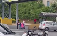 Continúa cruce imprudentemente de la Panamericana: mujer con dos niños fue grabada en Las Minas