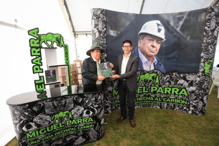 Gobernador de Boyacá acompañó el lanzamiento del libro “Una vida hecha al carbón” del empresario Miguel Parra
