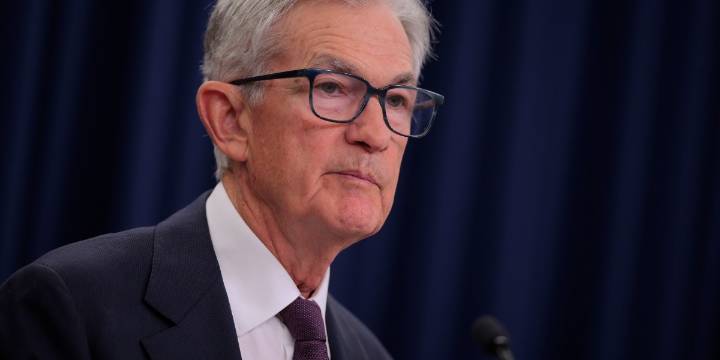 Top economists and Jerome Powell agree that Gen Z's hiring nightmare is real