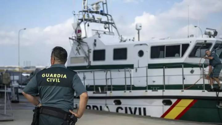 Muere un ocupante de una narcolancha al colisionar con una embarcación de la Guardia Civil
