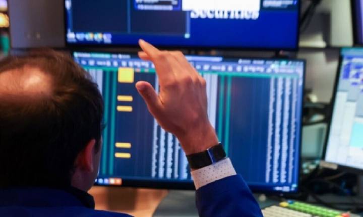 Sube el dólar, caen las acciones y se dispara el riesgo país tras el resultado electoral
