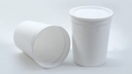 Con un envase plástico vacío y unos pedazos de corcho: creá esta maceta re moderna y chic