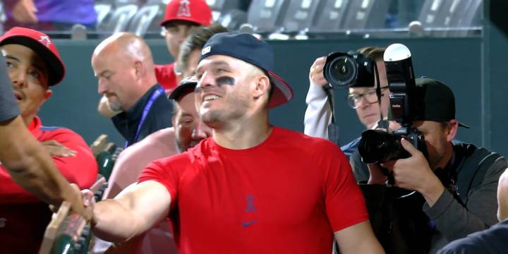 Mike Trout has a catch with fan who caught 400th home run
