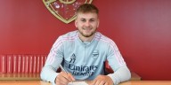 Conmoción en el fútbol: un ex jugador del Arsenal murió días después de golpearse la cabeza contra un muro en un partido