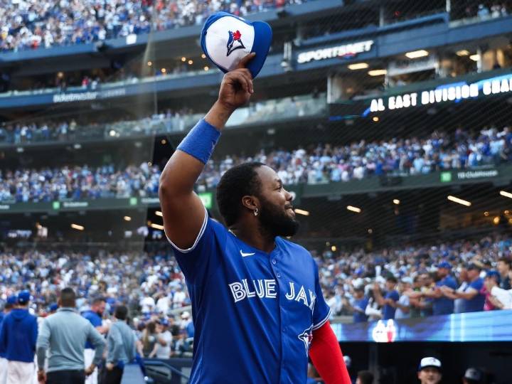 Blue Jays channel World Series energy with throwback hats