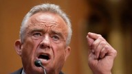 Kennedy defiende postura sobre vacunas COVID-19 en caótica audiencia en el Senado