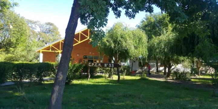 Con complicidad de su madre, un adolescente ingresó armado a un colegio en Neuquén