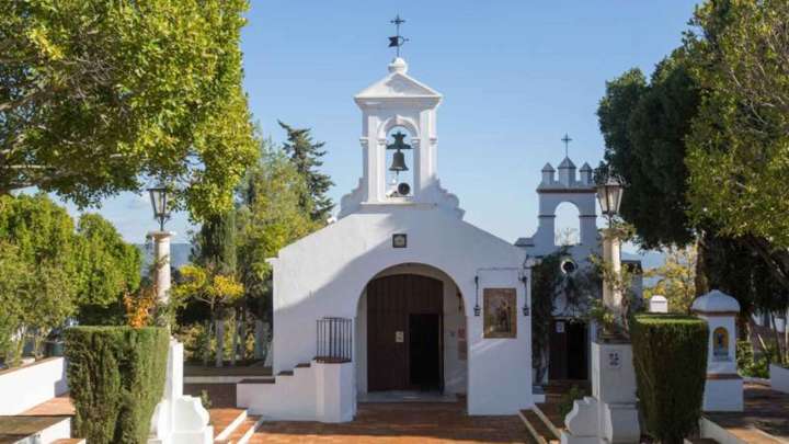 El pueblo de Sevilla donde el «alcalde» recibe a sus vecinos en un santuario