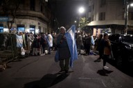 Cantos, merchandising y choripanes. Clima de fiesta frente a lo de Cristina Kirchner a la espera de los resultados oficiales