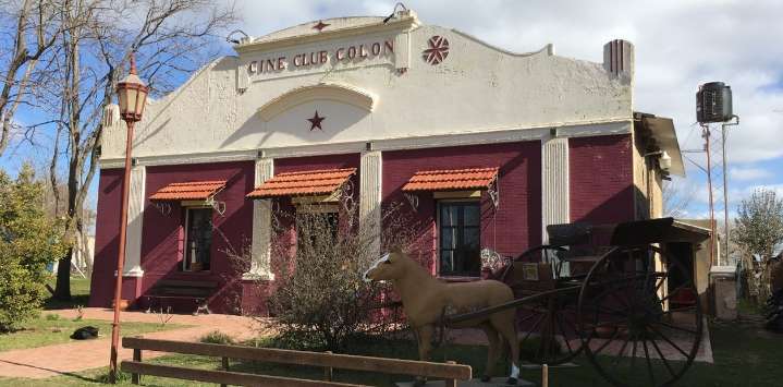Un pueblo famoso por sus almacenes de campo, el cine rural que cumple 91 años y un show de L