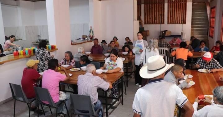 El domingo también se almuerza: el Comedor Madre Teresa de Calcuta alimenta a 120 adultos mayores