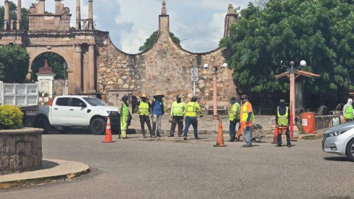 Obras Públicas atiende puntos críticos de baches en la ciudad y carretera de Rosario